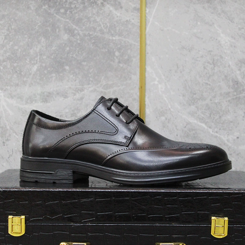 Мужские туфли из натуральной кожи, деловые, элегантные, осенние, новая модель, броги с резным узором, дышащие, повседневные, с мягкой подошвой, универсальные рабочие туфли для мужчин
