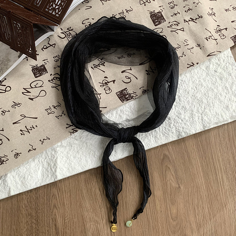 Pañuelo de seda de alta calidad nuevo estilo de verano en forma de diamante bufanda pequeña diseño de color sólido sentido colgante pequeño bufanda de estilo fino bufanda de gasa pañuelo en la cabeza