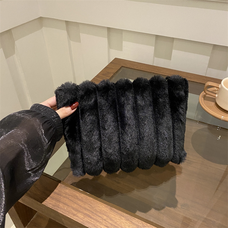 Otoño y invierno nicho versátil nuevo peluche 2024 nuevo este año popular bolso de cambio bolso de mano bolso de mujer