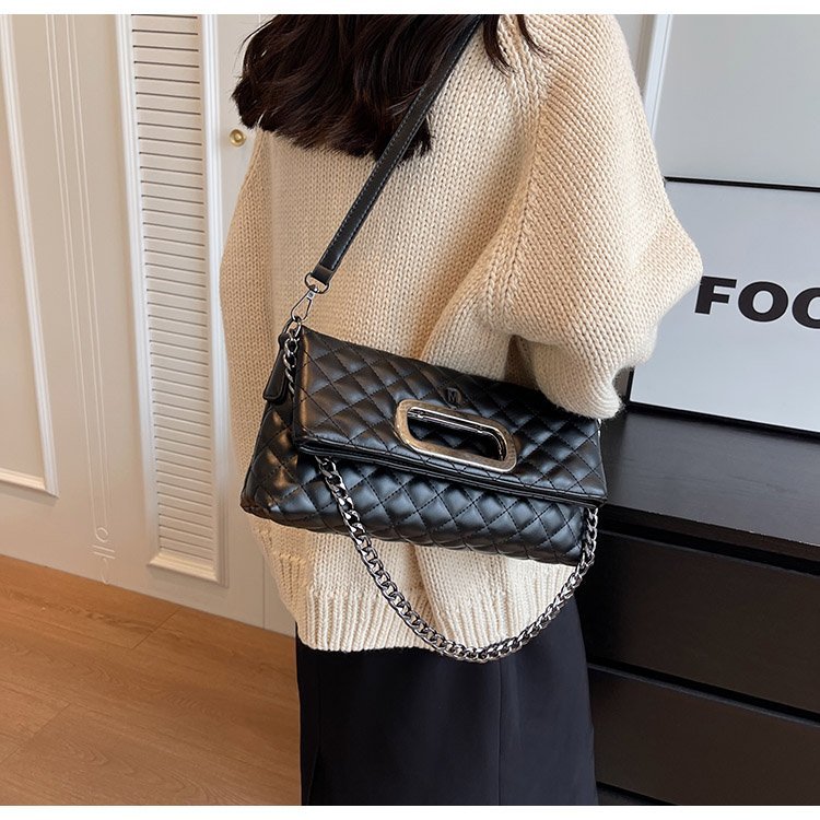 Kleine luxuriöse Klapp-Ohrtasche für Damen 2024 neue Mode-Umhängetasche hochwertige Unterarmtasche mit Diamantkette_voghion.com