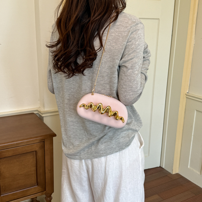 2026 nuevo bolso de cadena de metal decorado de moda simple onda mano agarrar bolso de cena de hombro mochila mujer