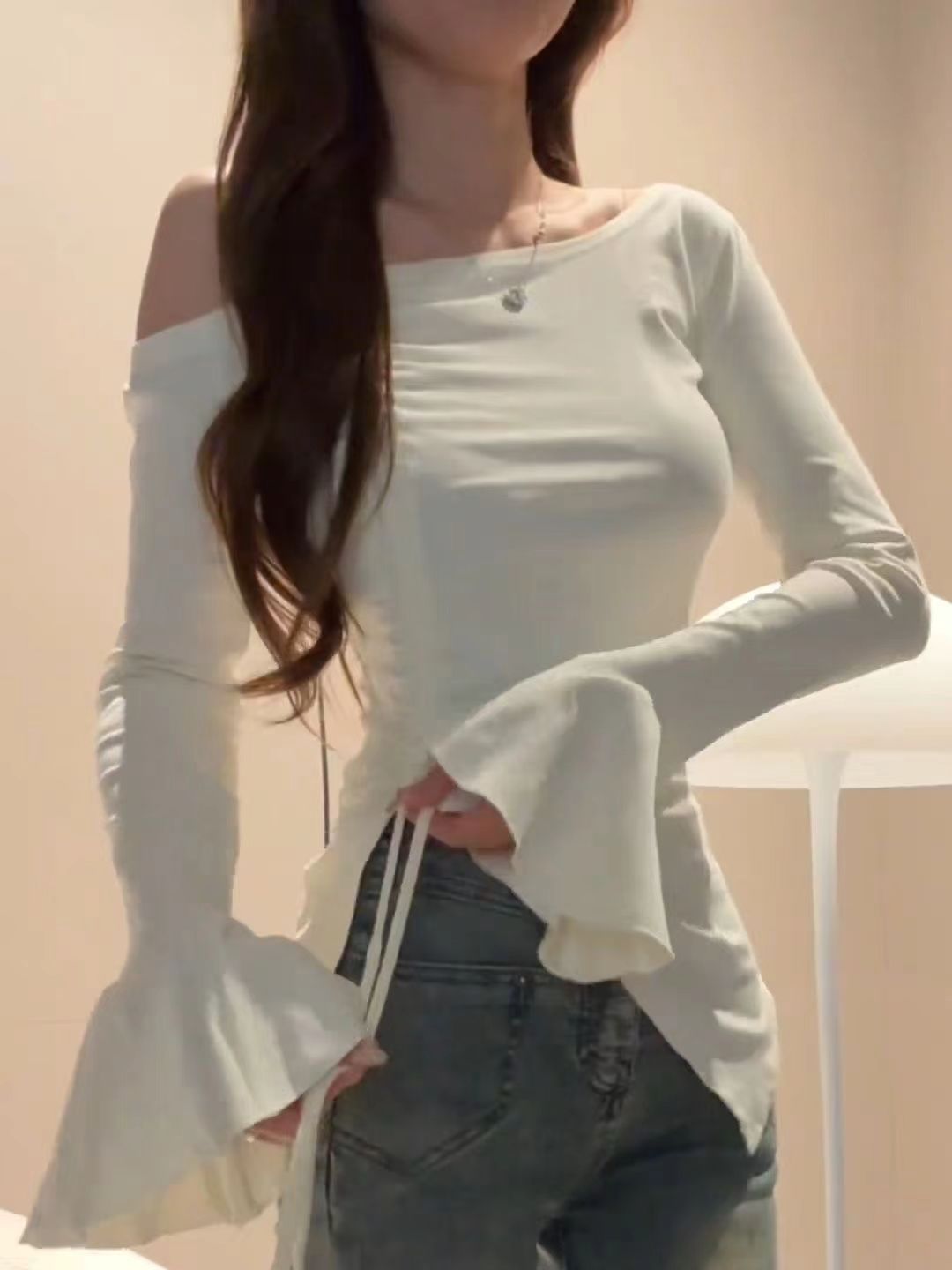 早秋新款喇叭袖露肩T恤女辣妹不规则设计感修身显瘦打底抽绳上衣
