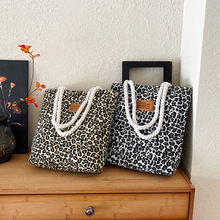 2025�¿��nϵ�������r�п羳Ů��ُ����������e������Ů�μ��