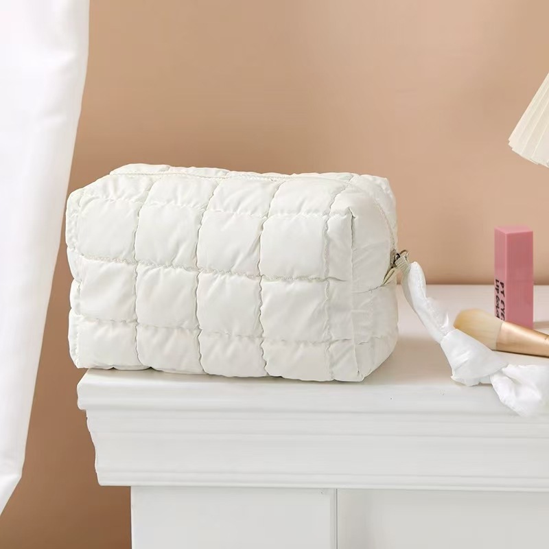 Bolso cosmético de plumón estilo ins simple Bolso de almacenamiento de lavado portátil portátil de gran capacidad para mujer pequeña