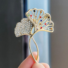 Ginkgo Leaf Brooch High-End Luxury Women's Elegant Design Small and Unique Sparkling Diamond Pin Exquisite Suit Boutonniere Accessory