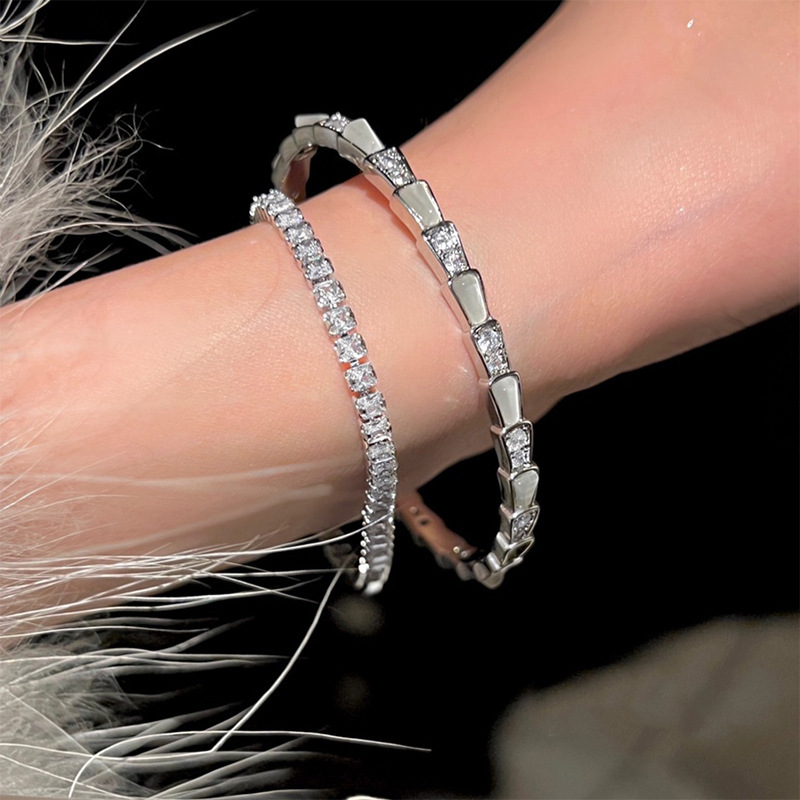 Exquisite Zircon Artificial Crystal Trapezoidal Open Bracelet High-end Sense Niche Bracelet Commuter New Entry Luxury Jewelry for Women Exquisite Zircon Artificial Crystal Trapezoidal Open Bracelet High-end Sense Niche Bracelet Commuter New Entry Luxury Jewelry for Women