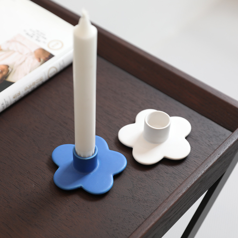 Ins candelabros de cerámica de colores de estilo nórdico Diseño creativo para el hogar Sala de estar Decoración de mesa de comedor Vela Decoración de soporte