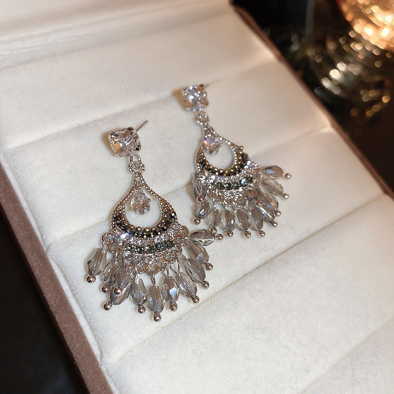 Aguja de plata con diamantes de cristal pendientes de bordilla estilo nacional pendientes de temperamento pequeño ligero lujo de alta calidad industria pesada exageración pendientes