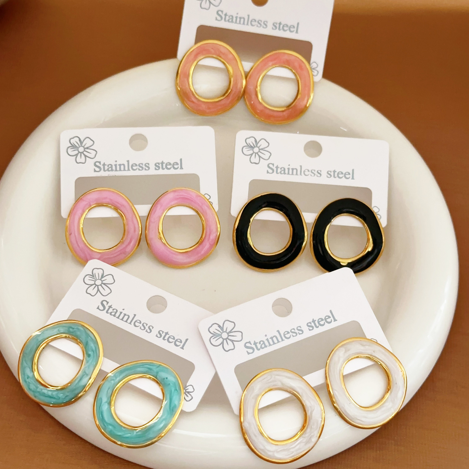 Pendientes de acero inoxidable de alta calidad exagerados transfronterizos europeos y americanos de color caramelo Pendientes de oro de 18k simples y versátiles