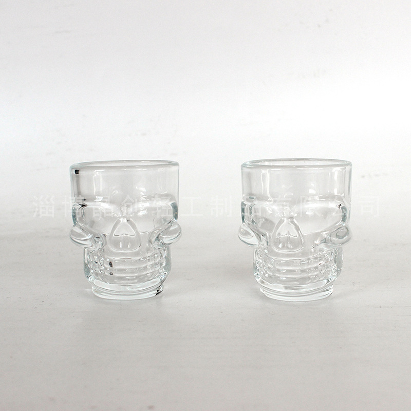 Suministro directo de fábrica 50ml pequeña copa de vino taza de calavera pequeña vela Taza pintada a mano pequeños espíritus vidrio transparente lleno de cera