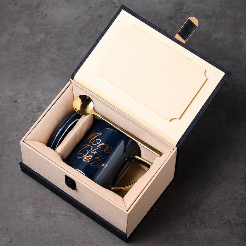 Taza de oro, taza de cerámica, taza de agua, taza de café, cuchara dorada, logotipo grabado de publicidad