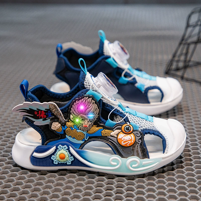 Детские пляжные сандалии с мягкой подошвой, светящиеся, с мультяшным принтом, средние и большие размеры, летние новинки 2025 года, спортивные сандалии с вращающейся застежкой.