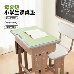 授業のテーブルは事務机のテーブルを敷いて子供の学習の机の専用の小学生の環境保護の緑色を敷いて洗って汚れを防ぎます。