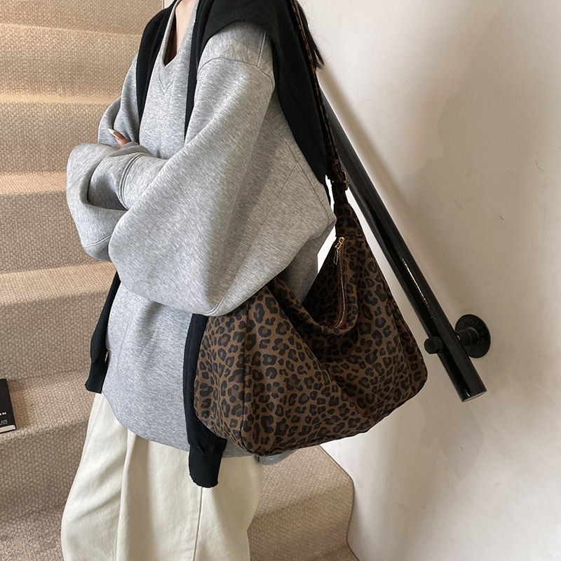 Bolso de gran capacidad de leopardo para mujeres otoño y invierno 2024 nueva moda bolso de hombro portátil de moda para trabajar mochila de viaje