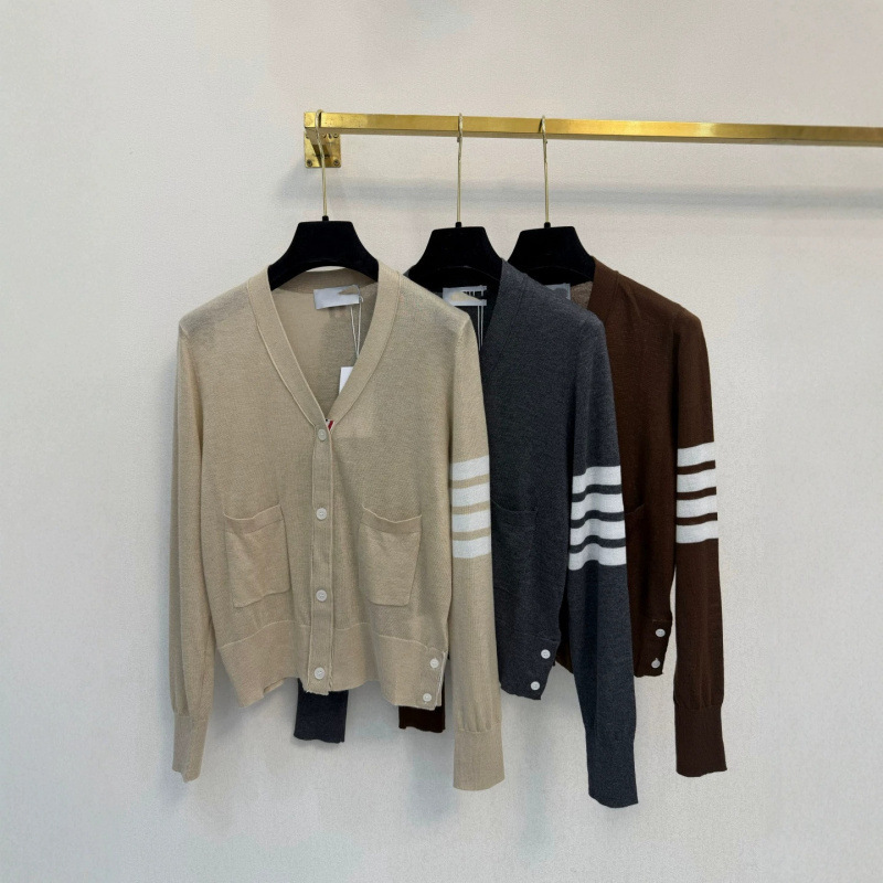 Shenzhen Nanyou Goods – Top-tier version, 2026 early autumn new collection: solid-color, minimalist V-neck knitted long-sleeve top/cardigan Shenzhen Nanyou Goods – Top-tier version, 2026 early autumn new collection: solid-color, minimalist V-neck knitted long-sleeve top/cardigan