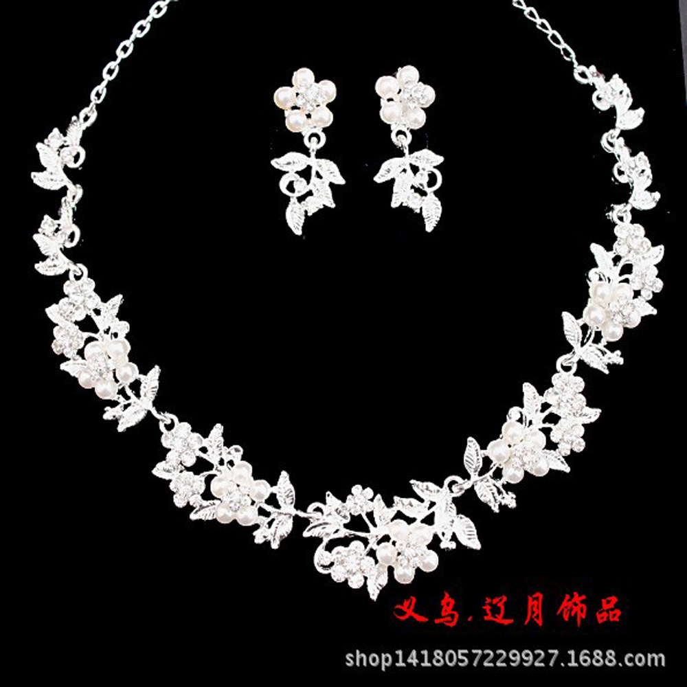 Korean bridal crown necklace earrings three-piece New rhinestone pearl necklace wedding jewelry spot wholesale