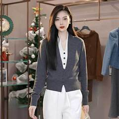 デパートの同タイプの婦人服2025春秋の新型の気質は2つのvネックの偽の2つの長袖のニットのカーディガンの上着を合わせます。