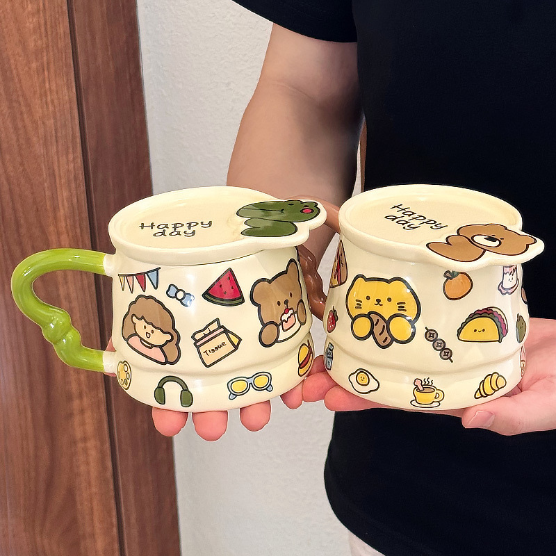 かわいい漫画の女子学生は動物の落書きの高い事務室をかわいがります。|undefined