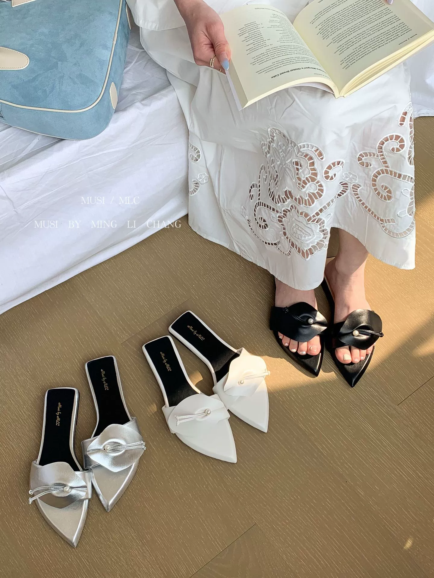 Женские летние тапочки 2025 года, на толстой подошве, повседневные, с цветочным принтом и жемчугом, плоская подошва, пляжные, с заострённым носком.