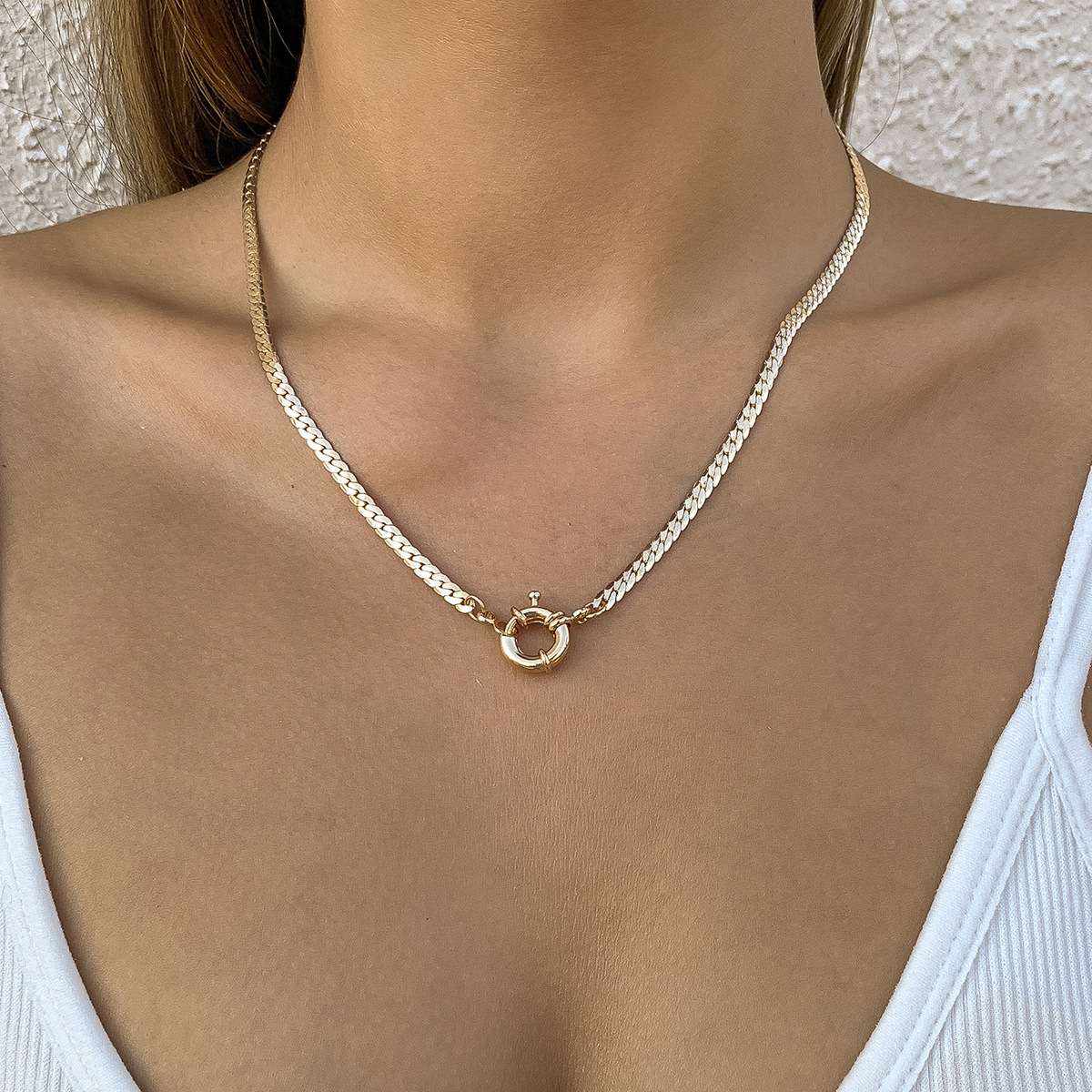 simple singlelayer flat snake bone chain necklace retro spring clasp pendant chain necklacepicture2
