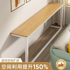 暖房器具の物置棚家庭用の長いテーブルのリビングルームは壁のソファーに寄りかかっています。