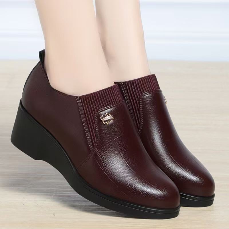 Wedge Leather Shoes for Women 2026 New Model Middle-Aged and Elderly Flat Women's Shoes Soft Leather Mom Shoes Spring and Autumn Single Shoes Leather and Fur Integrated Wedge Leather Shoes for Women 2026 New Model Middle-Aged and Elderly Flat Women's Shoes Soft Leather Mom Shoes Spring and Autumn Single Shoes Leather and Fur Integrated
