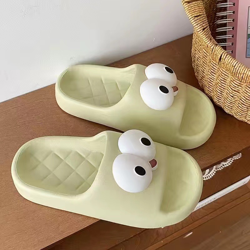 Hermosas zapatillas de pato grueso para mujeres de verano para usar anti-deslizante dibujos animados casa baño pareja zapatillas frías