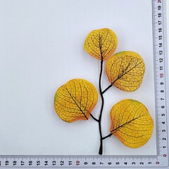 メーカーの卸売りは金の葉のシルク印刷の葉のユリガの葉の多色の装飾の部品をシミュレーションします。