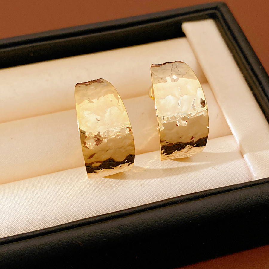 18k oro real chapado aguja de plata plegado pendientes redondos ligero lujo de alto nivel pendientes de metal de aire frío pendientes personales