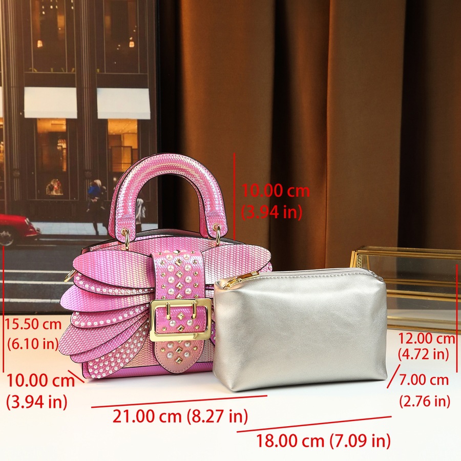 Bolsa Boston feminina com detalhes em pérolas, alça transversal, corrente de couro e estampa de libélula em degradê. Fecho em zíper._voghion.com