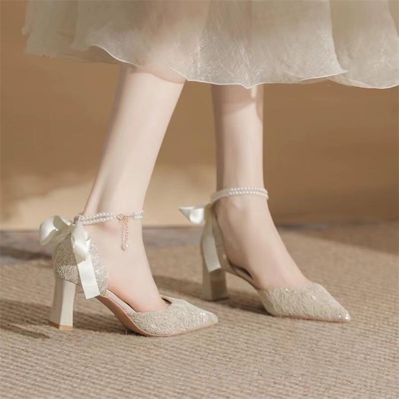Nuevos zapatos huecos de tacones altos chinos de color champagne para mujeres 2026 cadenas de perlas de verano de alto nivel de tacones gruesos no cansados sandalias para mujeres