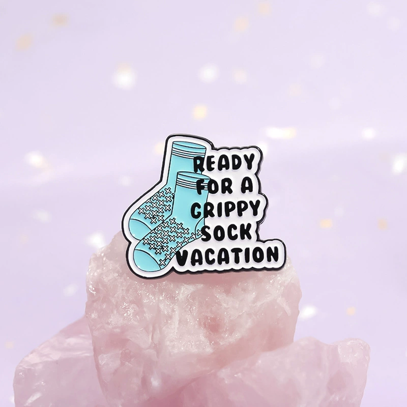 [Универсальная одежда декоративная брошь READY FOR A CRIPPY SOCK VACATION]