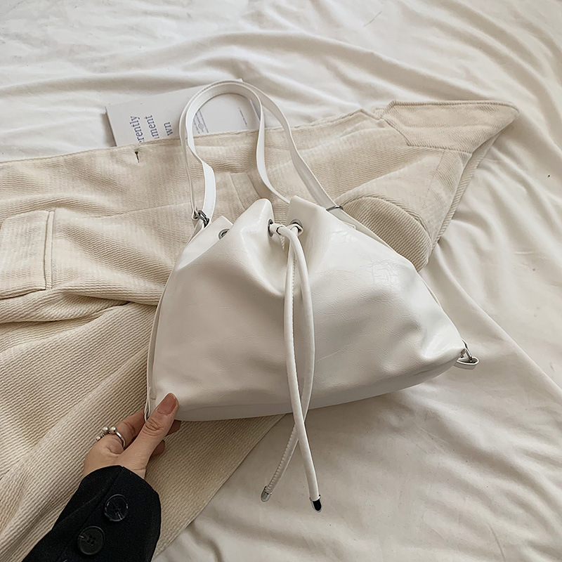 Alta sensación de moda explosiva bolsas plegadas de verano 2024 nuevo paquete de cubo de hombro mochila popular mochila pequeña