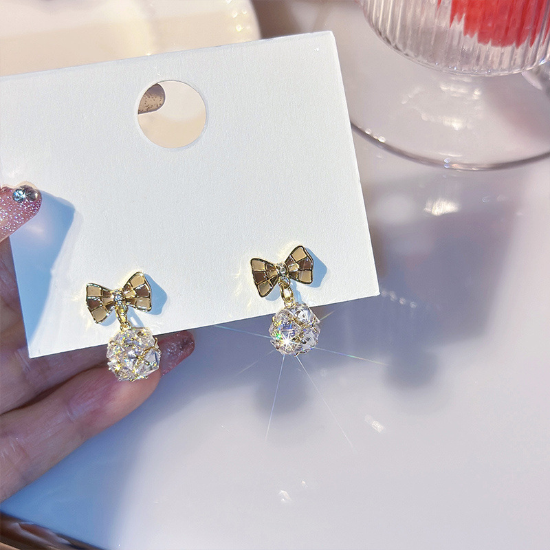 Earrings with bow with zircon