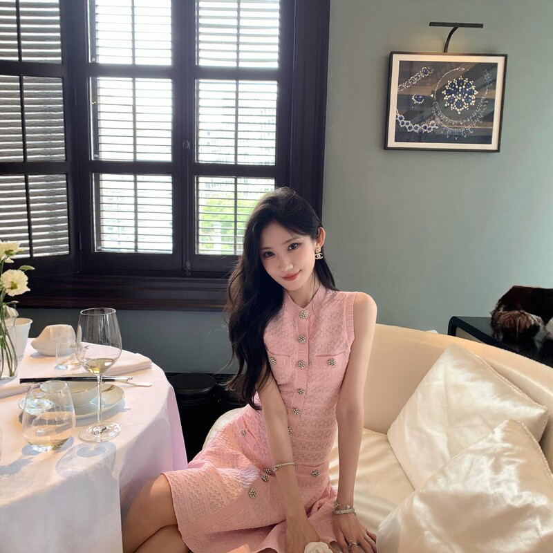 French-Style Pink Knitted Sleeveless Dress with a Slim Fit and Elegant Look for a Date