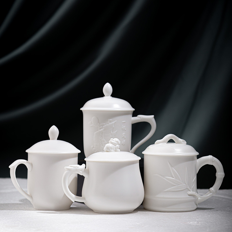 Winjiang en relieve de porcelana blanca Oficina Taza de cerámica con tapa Presidente taza de agua Aniversario de negocios taza de té Dehua