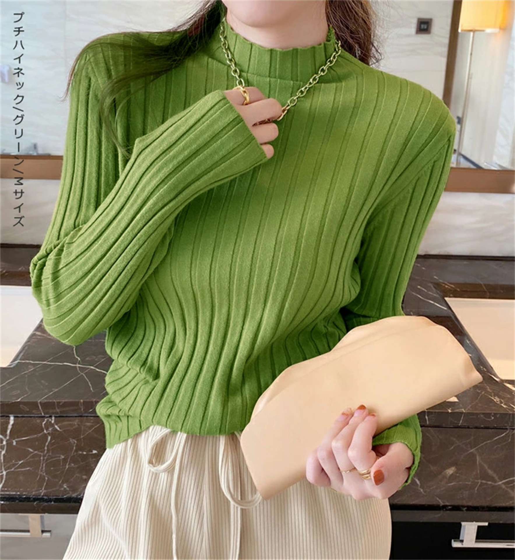 日本式のレースの半高襟のセーターの底のシャツの女性の秋冬の修身の中に白い上着を掛けます。