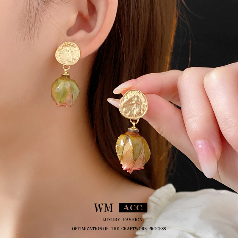 Pendientes de flor de rosa inmortal con aguja de plata Pendientes de lujo ligero francés de alta gama Conjunto de joyería de temperamento de nicho retro de moda