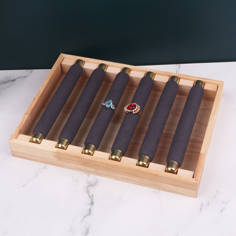 ��ָչʾ��ľ���¿���ָ������Ů�����ν�ָ���ɺ�չʾ����