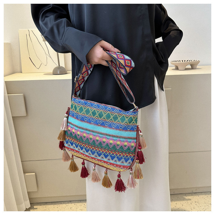 Women's Medium Special Geometric Ethnic Style Tassel Zipper Crossbody Bag display picture 4