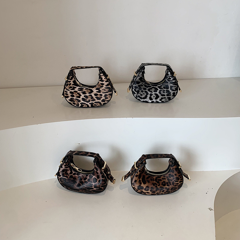 Tendencia nueva bolsa de mujer casual 2024 personalidad coreana de invierno mini media luna temperamento leopardo bolso de mano
