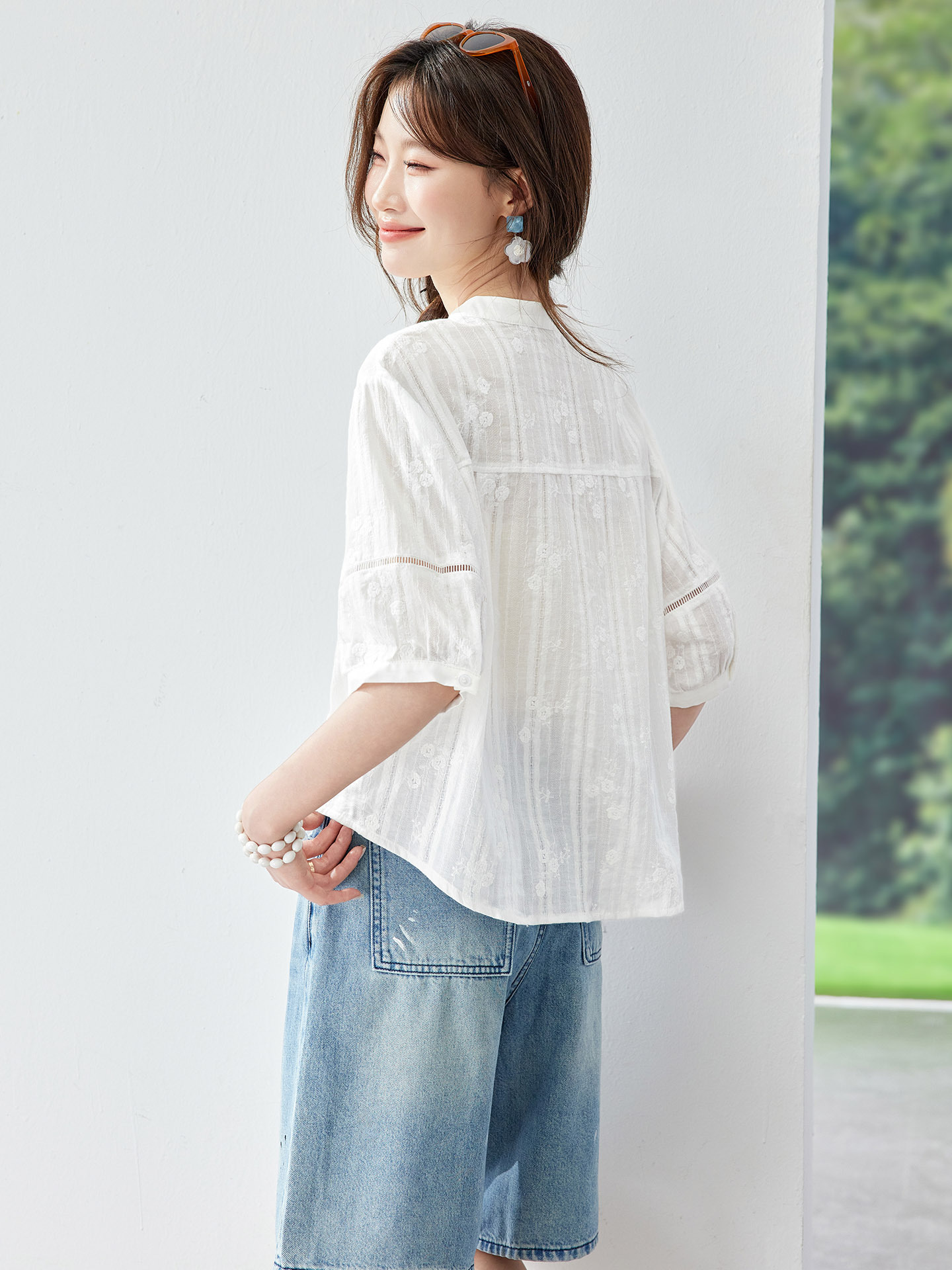 Artistic and Fresh Style Pure Cotton Embroidered Shirt for Women, New Summer Model with Round Neck and Three-Quarter Sleeves, Simple White Blouse, Base Shirt