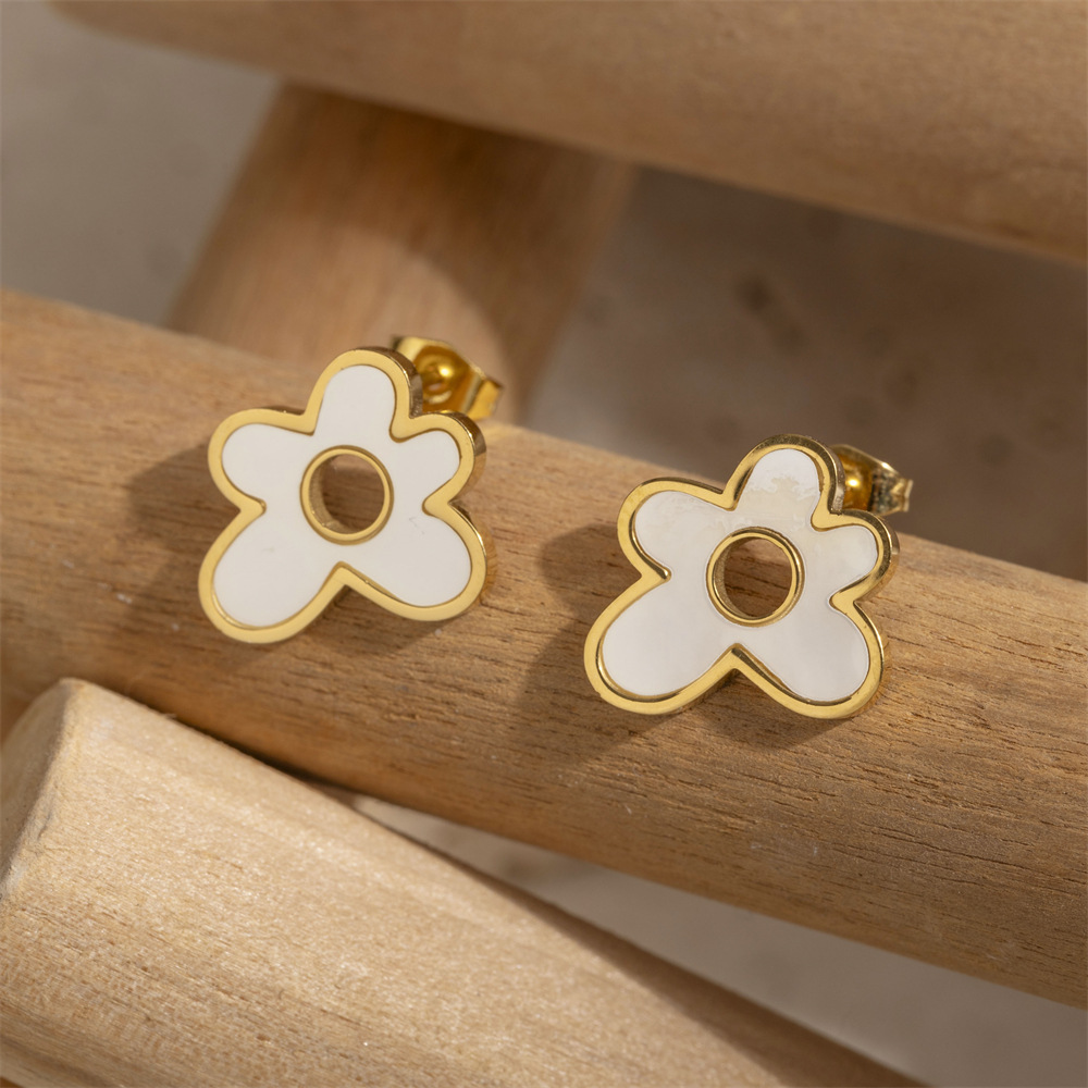Taena Pendientes de acero inoxidable europeos y americanos Pendientes de concha en forma de flor de alta calidad simples Pendientes de acero de titanio para mujer al por mayor