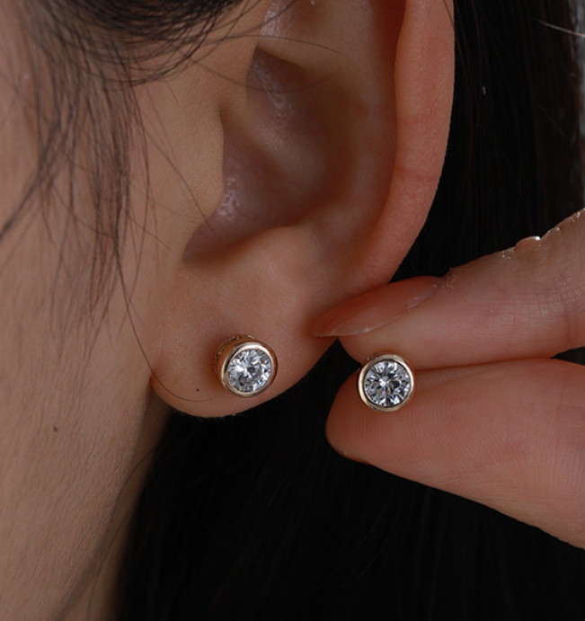 Xuping joyería de aleación de cobre incrustado zircon pernos de orejas de alta calidad nicho simple orejas delicadas aretes redondos versátiles