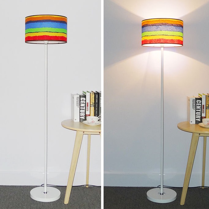 Luz de piso nórdica personalidad creativa minimalista moderna dormitorio cabecera sala de estar al lado del sofá LED vertical lámpara de escritorio transfronteriza