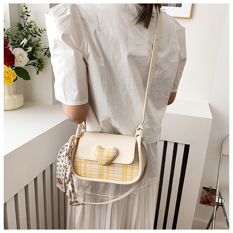 Women's Basic Fashion Geometric Heart Lattice Soft Surface Square Magnetic Buckle Shoulder Bag Square Bag Pu Leather Shoulder Bags display picture 7