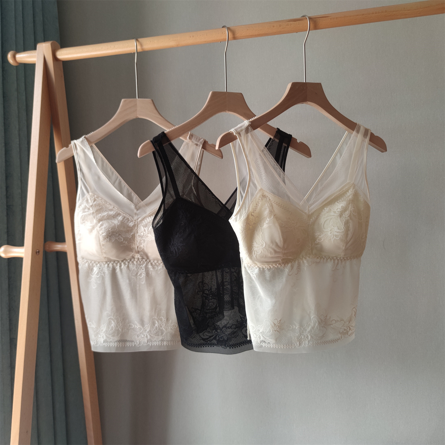 新品法式无痕蕾丝女士背心罩杯一体式性感V字美背遮肚腩打底裹胸