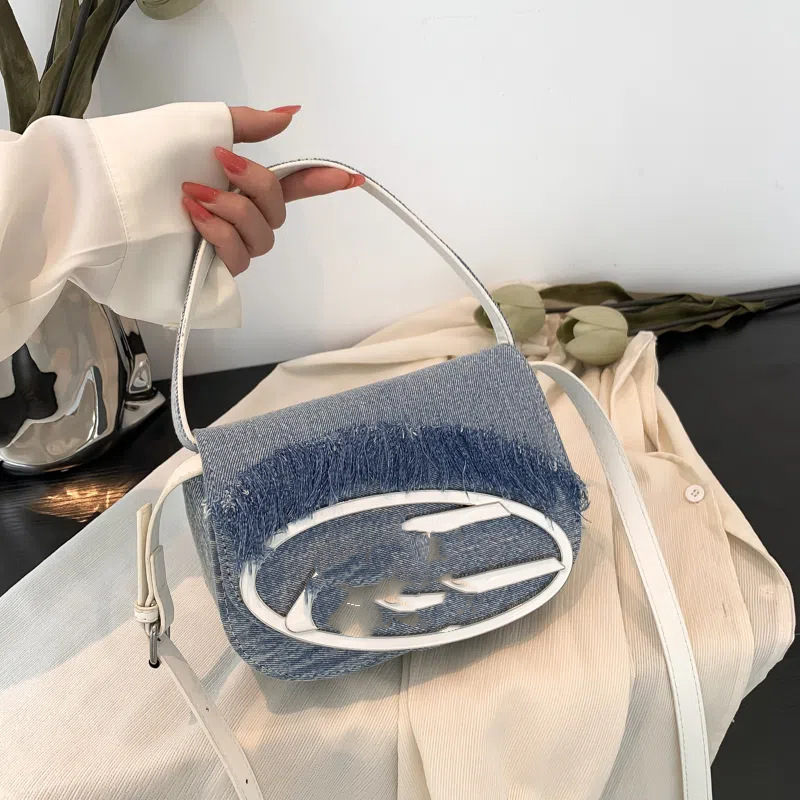 Comercio exterior transfronterizo moda todo fósforo diseño de nicho bolso Ding Dong bajo axila bolso diagonal de un solo hombro versión alta bolso de herradura celebridad de Internet