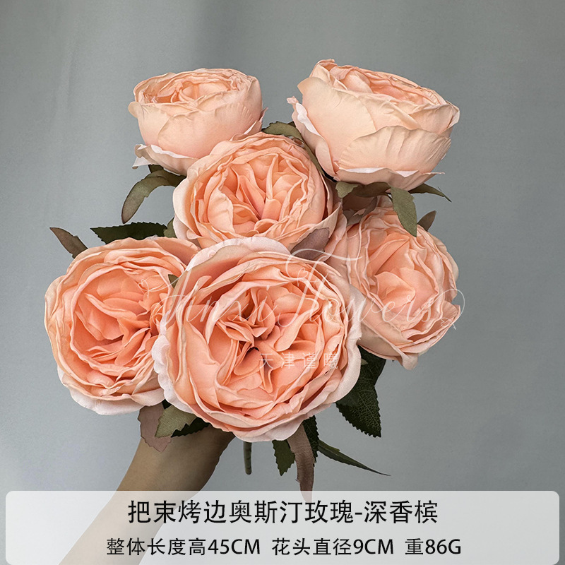 縁を焼く7頭のオースティンバラを花の結婚祝いの結婚式に飾った造花の家の客間に生け花を飾る|undefined