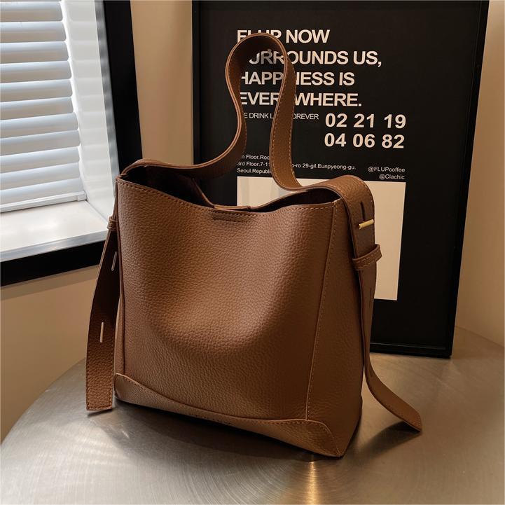 Bolso de gran capacidad para las axilas de cercanías 2023 otoño e invierno nuevo bolso de mujer de moda bolso de hombro de todo fósforo bolso de cubo de moda Retro